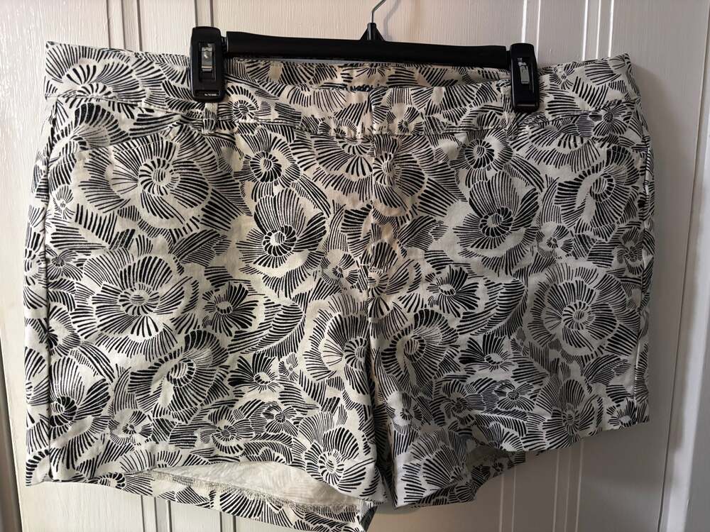 Old Navy Pixie Black and White Floral Print Shorts Size 16